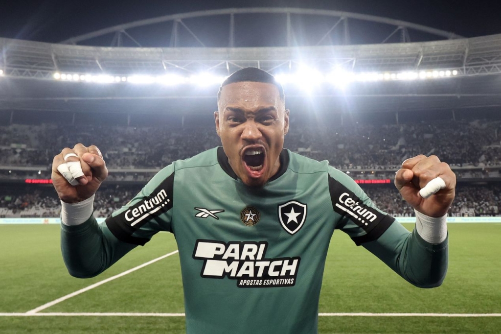Santos cobra Botafogo valores devidos da transferência do goleiro John, em janeiro de 2024