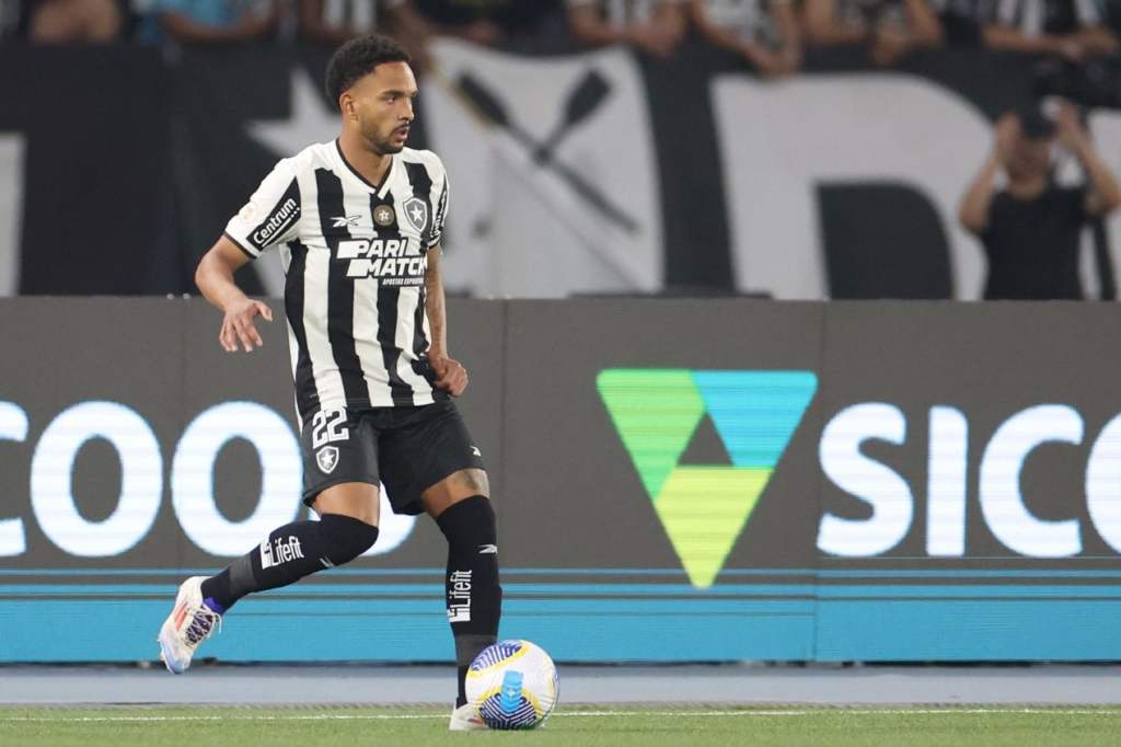 Vitinho fez boa estreia pelo Botafogo contra o Corinthians no Brasileirão
