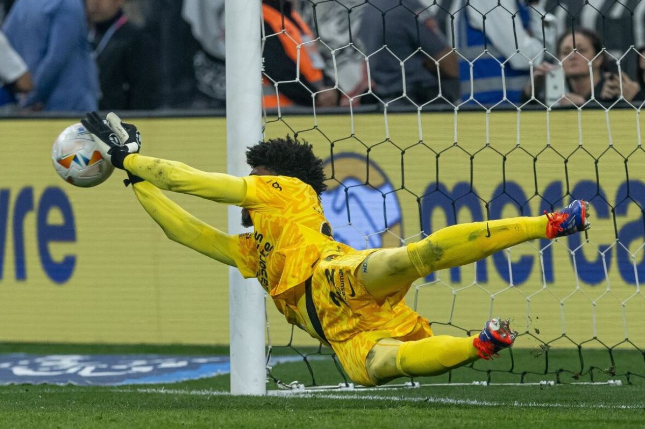 Saiba quanto o Corinthians pagou ao Flamengo para escalar Hugo Souza