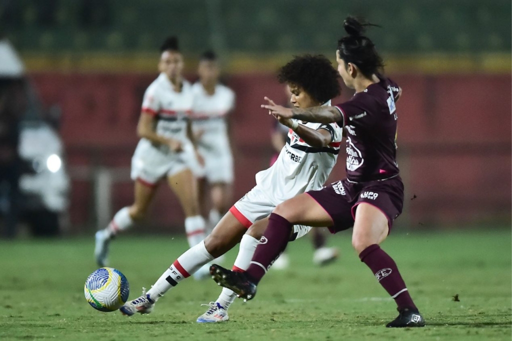 Ao vencer a Ferroviária por 2 a 1 na noite desta segunda-feira, 2, no Estádio do Canindé, o São Paulo ficou em vantagem na semifinal da Série A1 Campeonato Brasileiro Feminino. No primeiro tempo, as Soberanas saíram na frente com Dudinha, mas no segundo tempo, as Guerreiras Grenás empataram com Miguelly. Porém, Ariel Godoi fez o gol da vitória Tricolor.