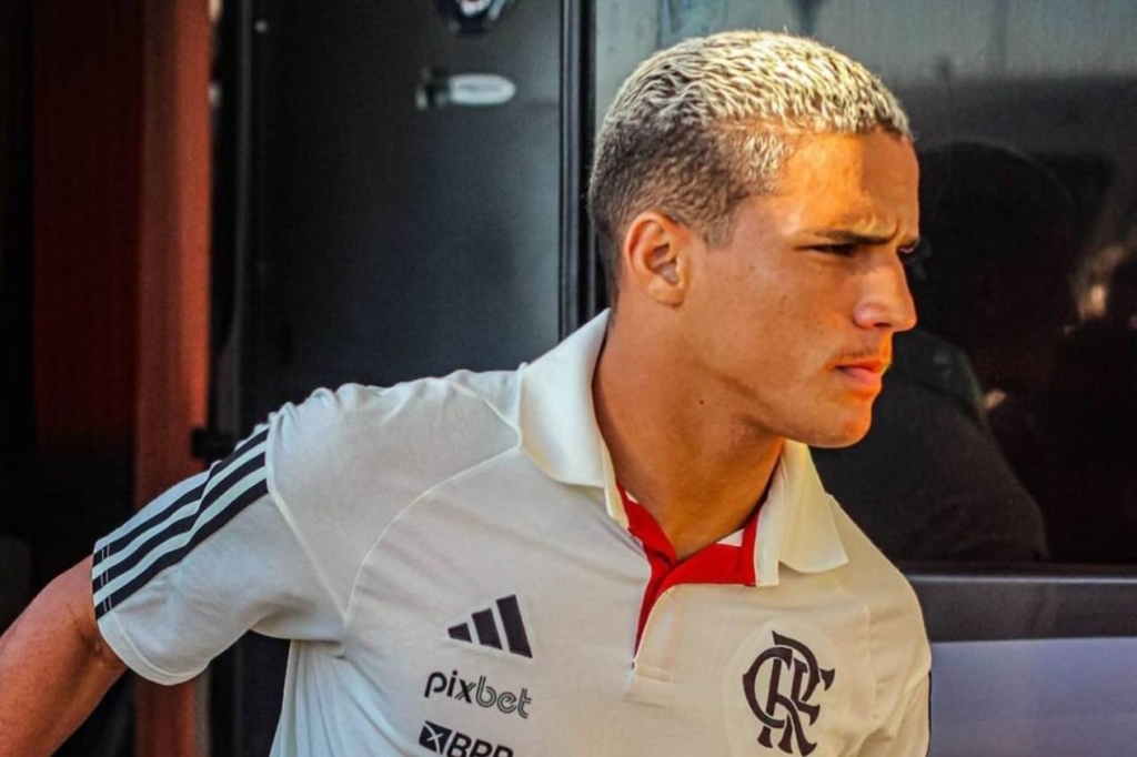 Thiaguinho volta aos treinos no Flamengo, mas não será reintegrado