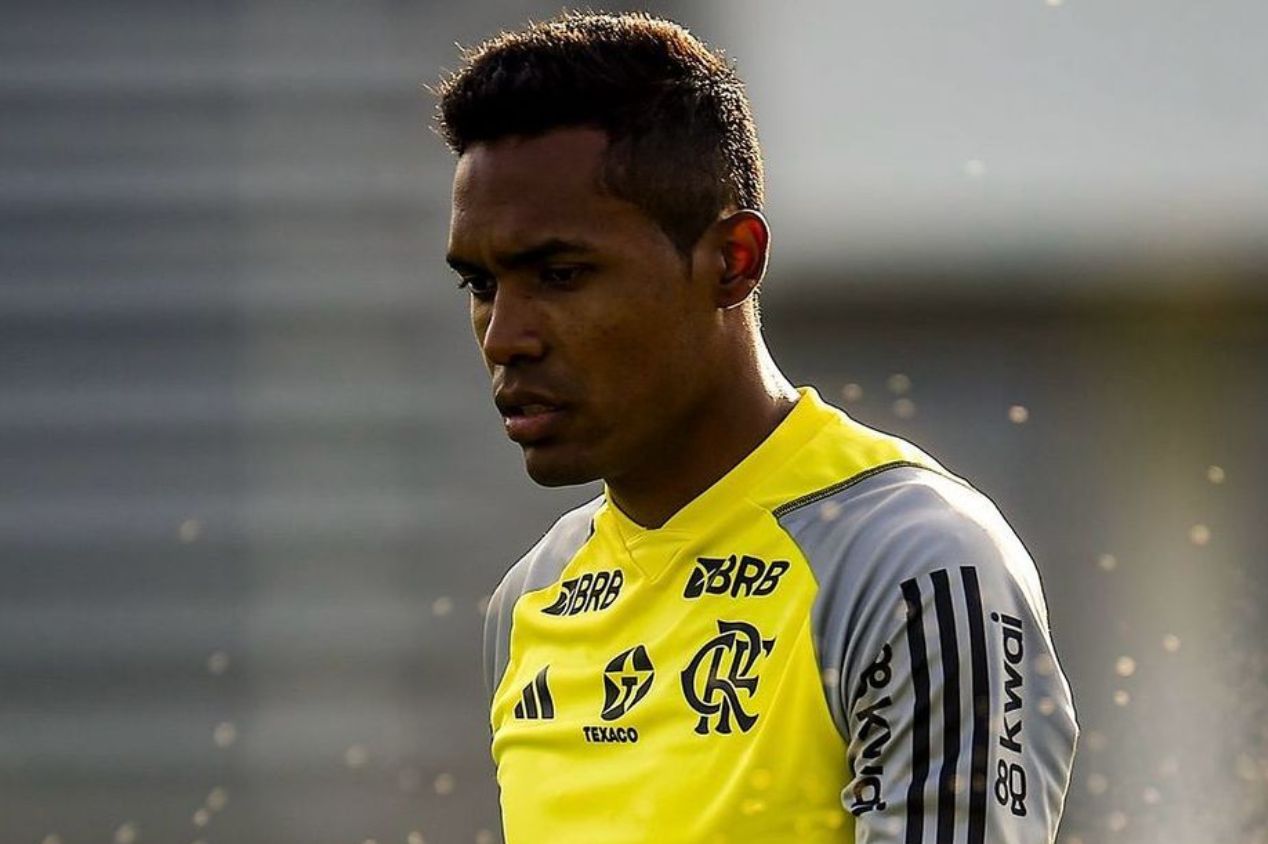 Ainda sem ritmo de competição, Alex Sandro é tratado com cautela no Flamengo