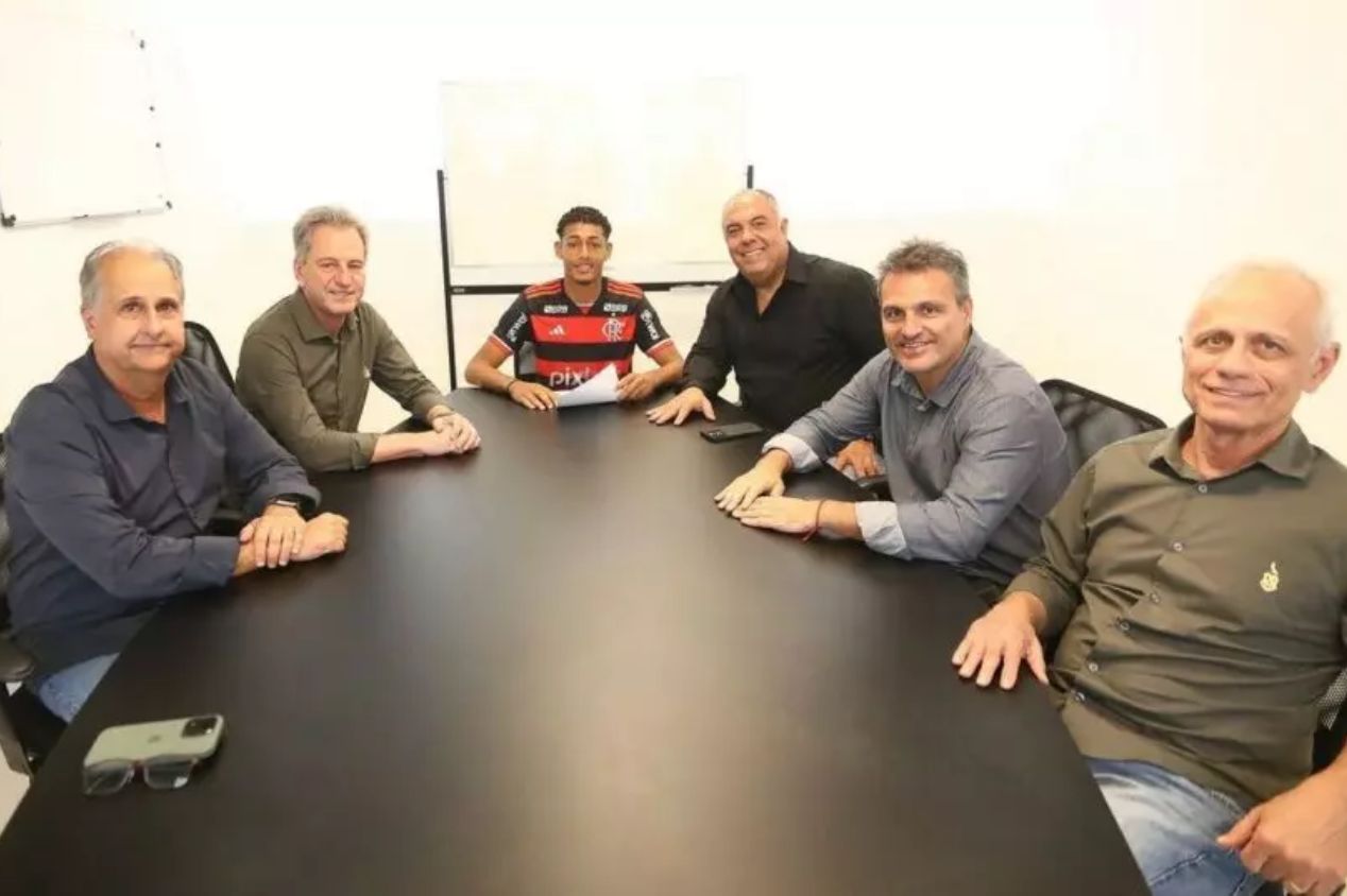 Flamengo estipula multa milionária e renova contrato de zagueiro, destaque do Sub-20