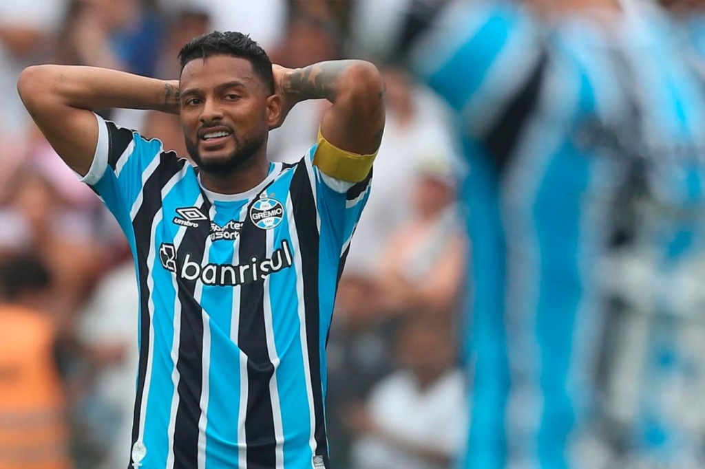 Reinaldo está na mira do Santos