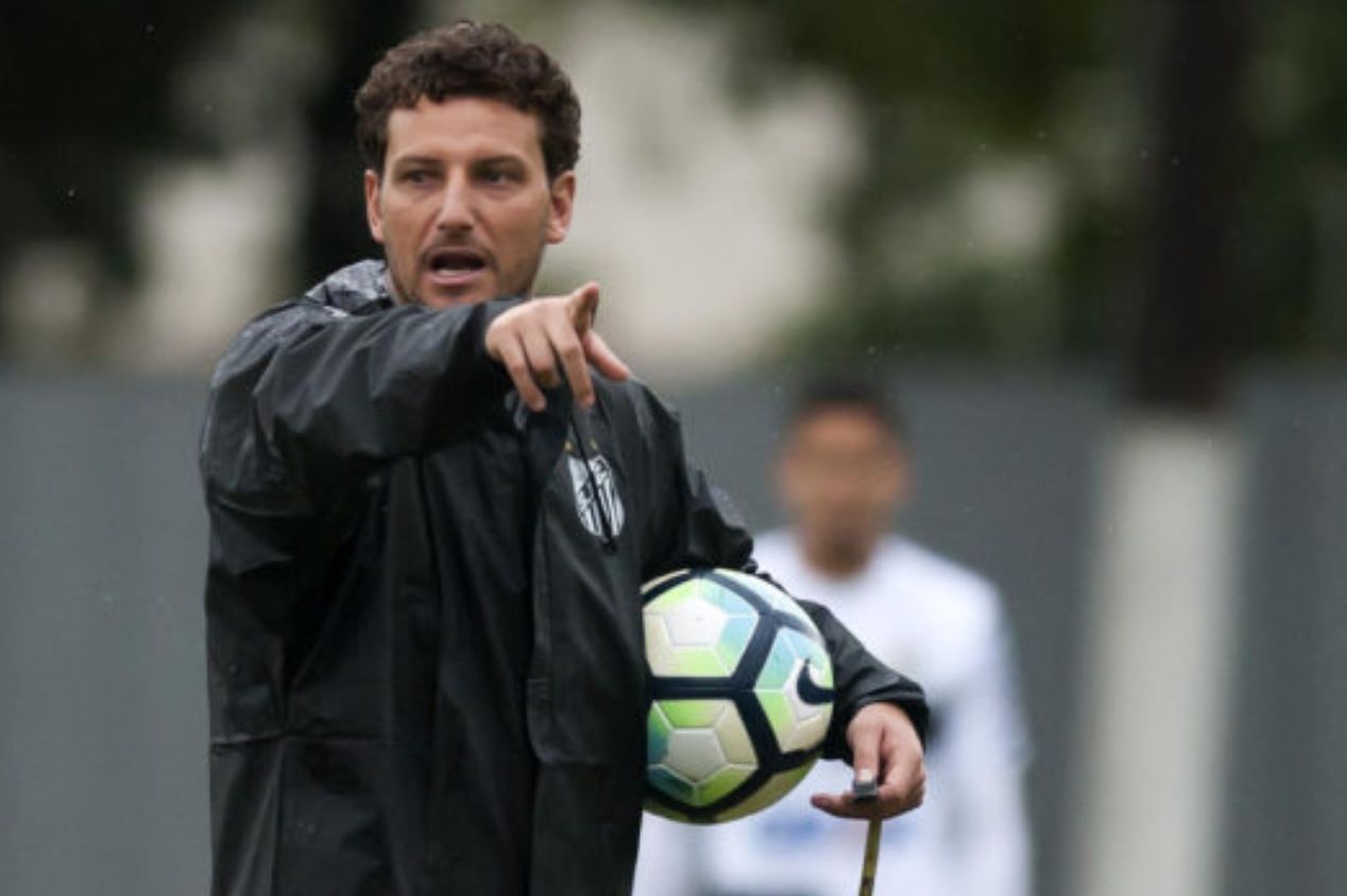 Santos negocia o retorno Elano Blumer para comandar time Sub-20; ex-Botafogo é ‘Plano B’