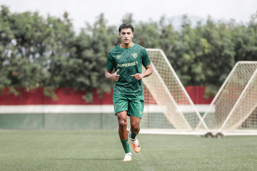 Gabriel Fuentes volta a treinar no campo com o Fluminense