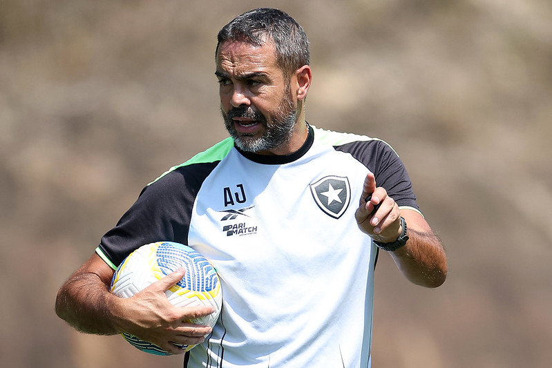 Artur Jorge já planeja passos do Botafogo