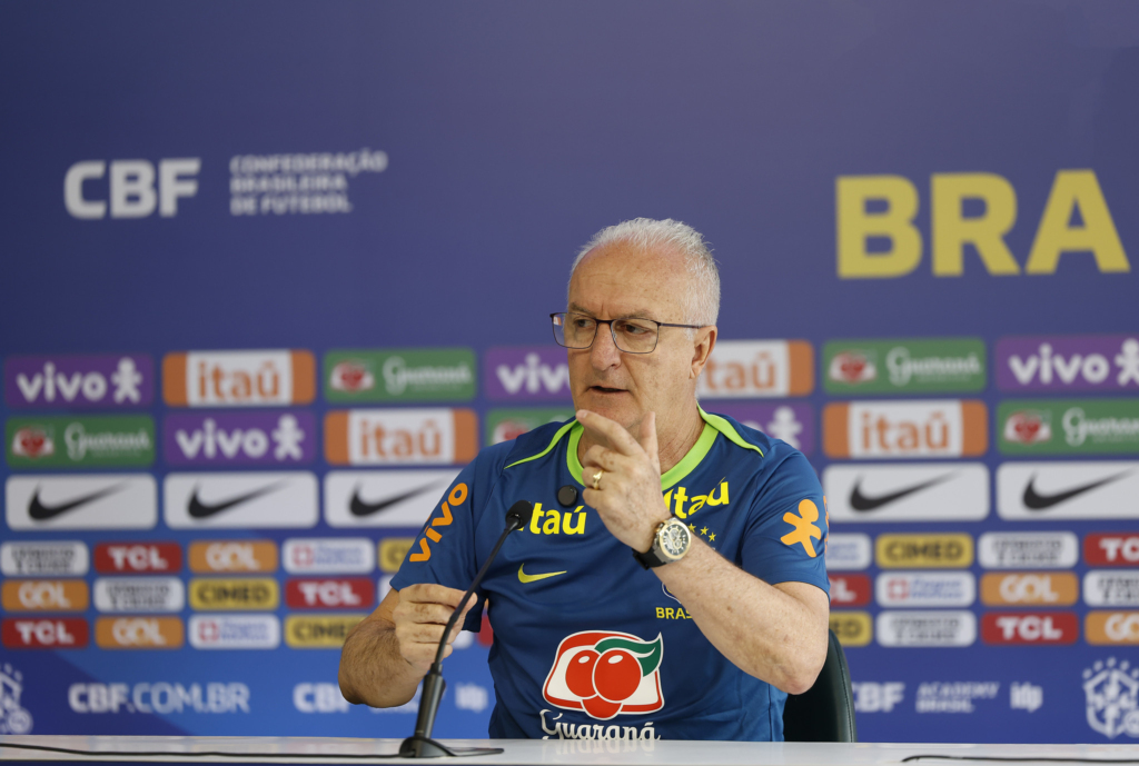 O técnico Dorival Jr. evita a empolgação e mantém foco na partida contra o Peru