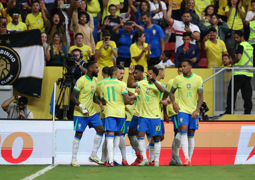 Jogadores comemoram um dos gols do Brasil na goleada sobre o Peru por 4 a 0 pelas Eliminatórias da Copa do Mundo