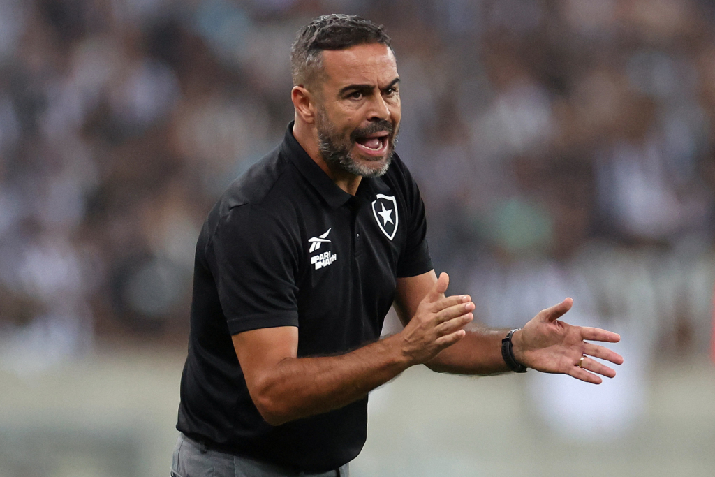 Artur Jorge lamentou a falta de concentração da equipe na reta final da partida contra o Criciúma