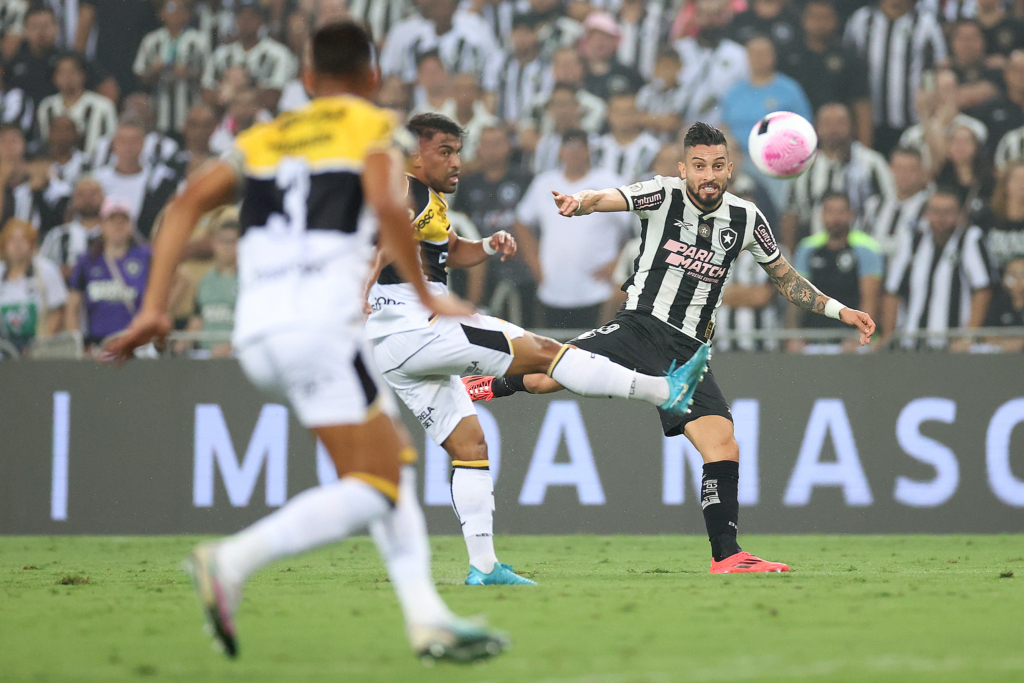Botafogo leva gol no fim e empata com o Criciúma, no Maracanã