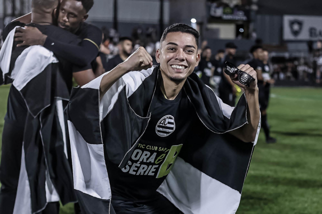 Ynaiã anuncia saída do Athletic