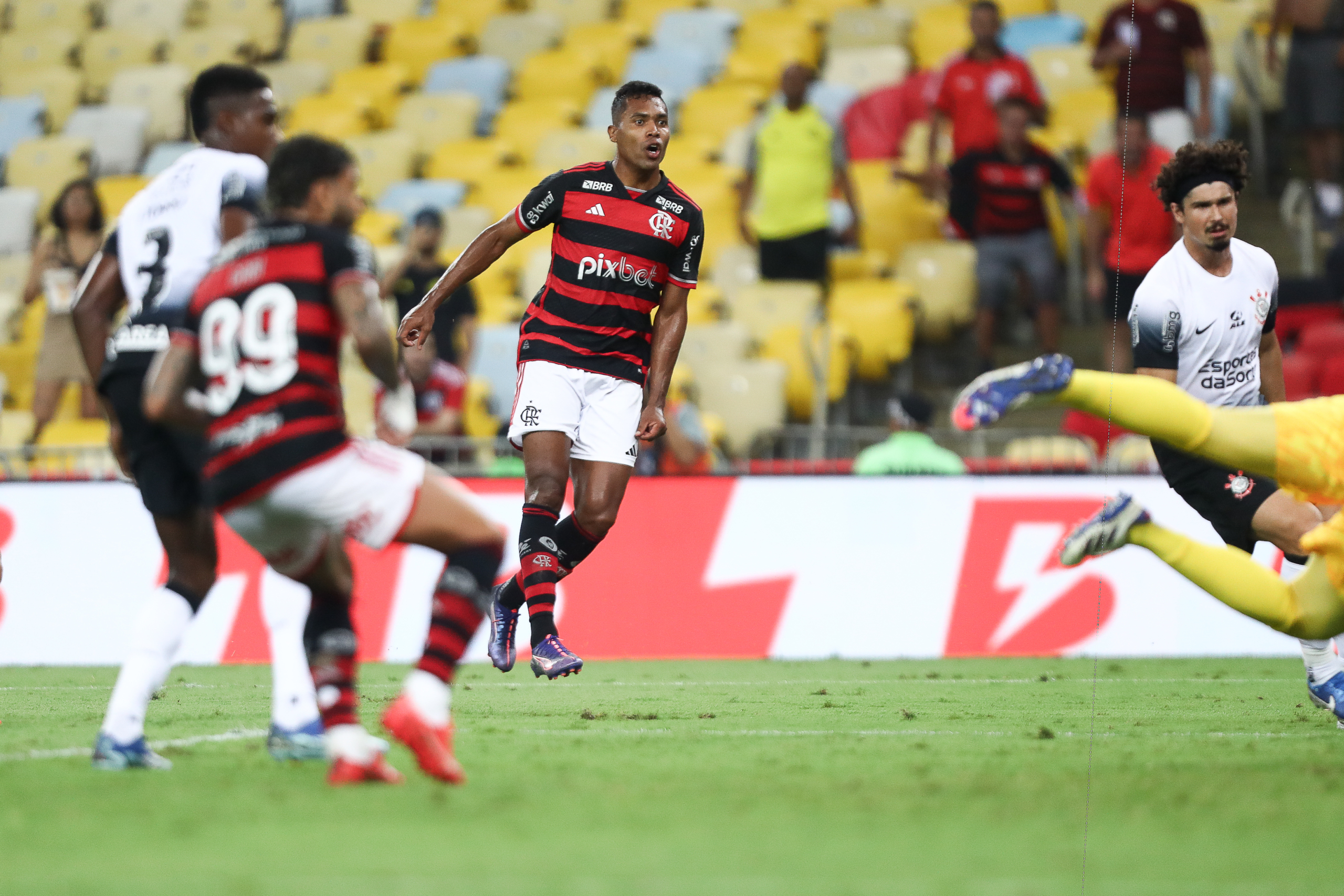 Alex Sandro foi o autor do gol da vitória do Flamengo sobre o Corinthians na estreia de Filipe Luís como técnico do Rubro-Negro