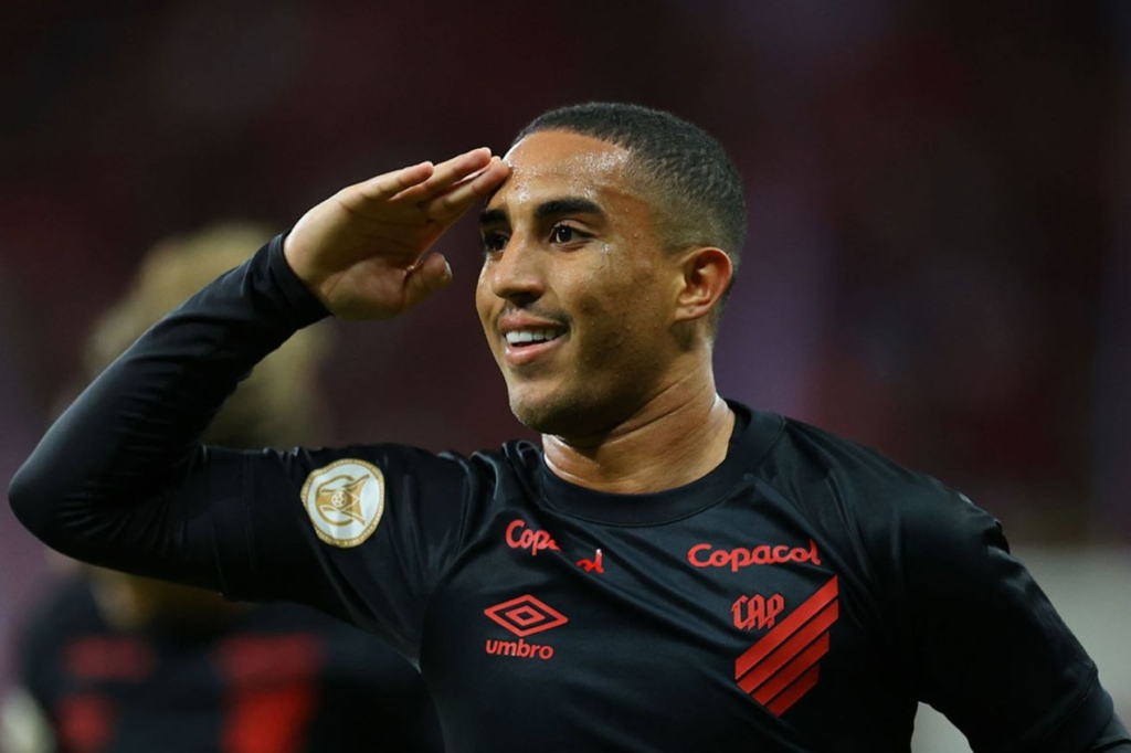 Quanto o Athletico pede para abrir conversas por Christian, na mira do Cruzeiro?