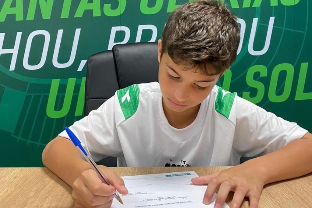 Filho de Alex Souza assina contrato de formação com o Coritiba; saiba detalhes