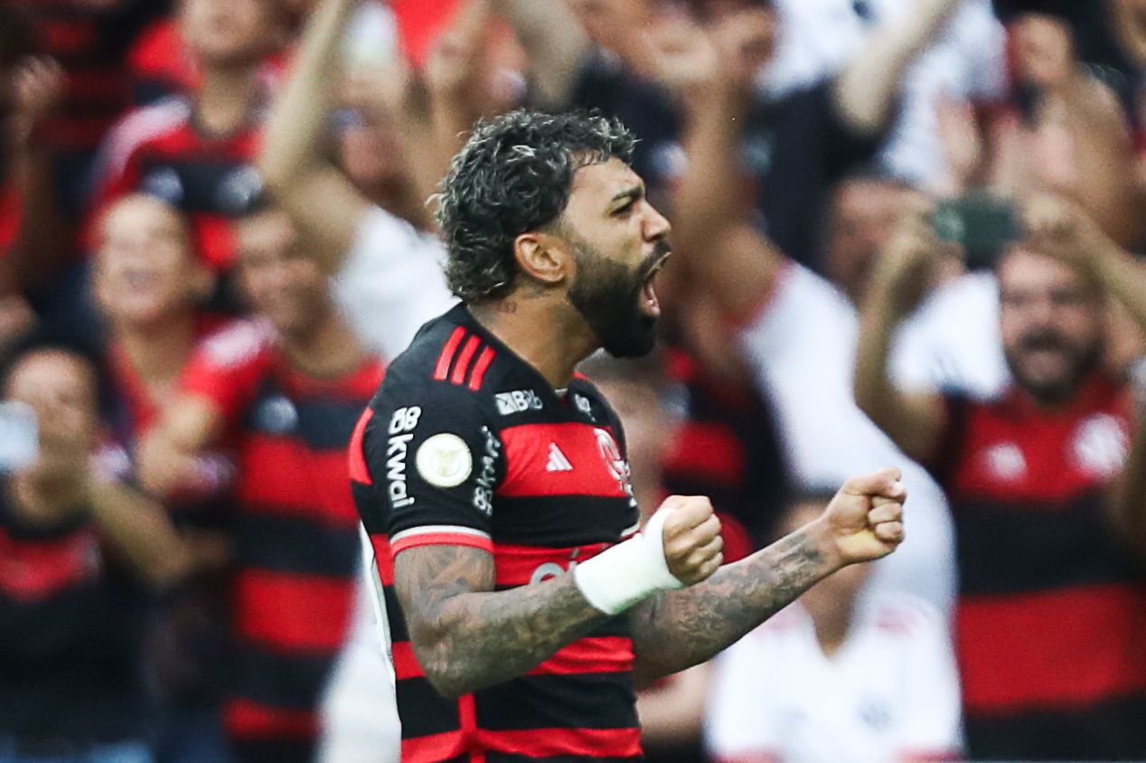 Filipe Luís exalta Gabigol após fim de jejum no Flamengo: "Atacante que vive de gols"