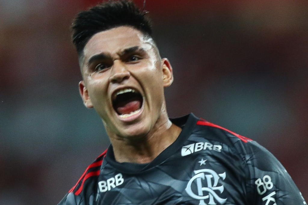 Carlos Alcaraz teve atuação destacada pelo Flamengo na vitória sobre o Internacional pela Série A do Campeonato Brasileiro