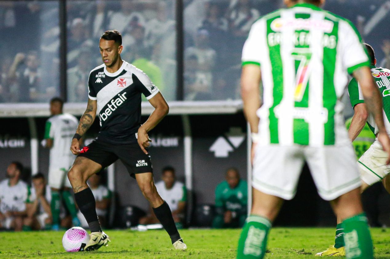 Técnico do Vasco, Rafael Paiva critica Souza por expulsão: "Teve excesso de vontade"