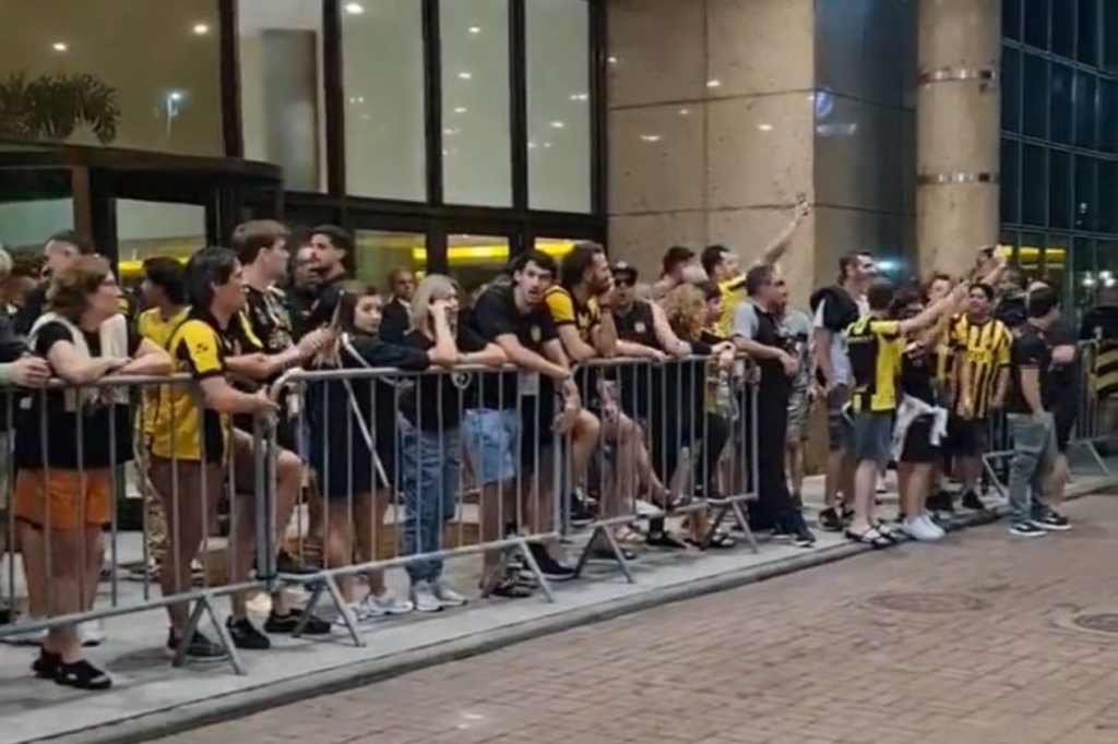 VÍDEO: Peñarol chega ao Rio de Janeiro com apoio de torcida para jogo com o Botafogo