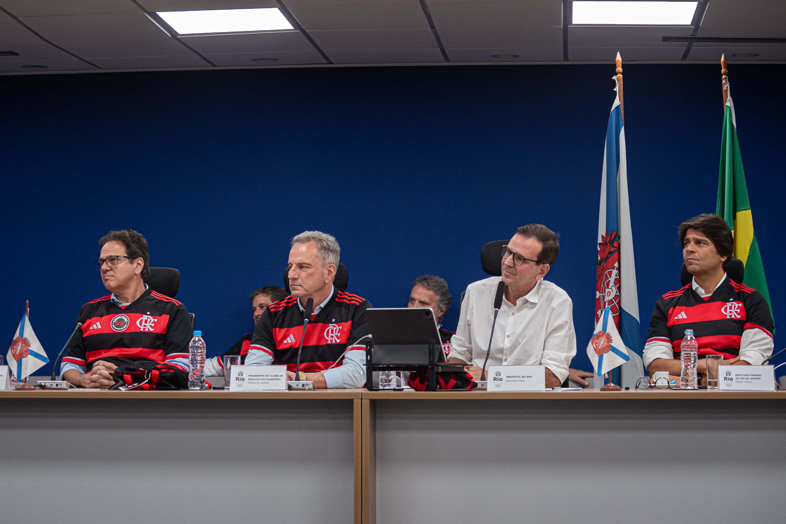 Em cerimônia no Centro de Operações Rio, dirigentes do Flamengo recebem "chave" do terreno do Gasômetro