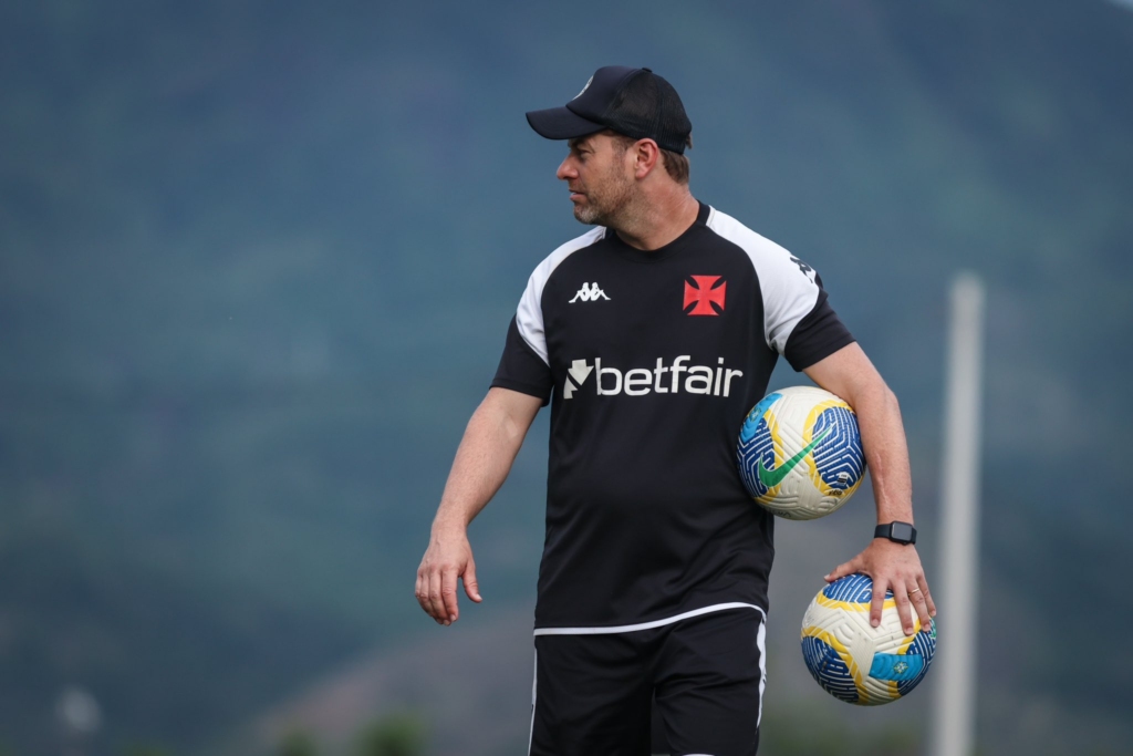 O técnico Rafael Paiva falou sobre a pressão em cima de Philippe Coutinho desde o retorno ao Vasco