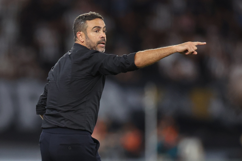 Artur Jorge celebrou a vitória sobre o Vasco e vantagem do Botafogo na liderança do Campeonato Brasileiro