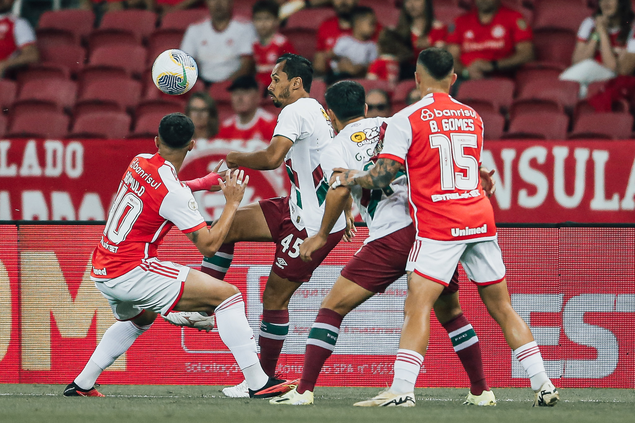 O Fluminense perdeu para o Internacional, fora de casa, pelo Campeonato Brasileiro