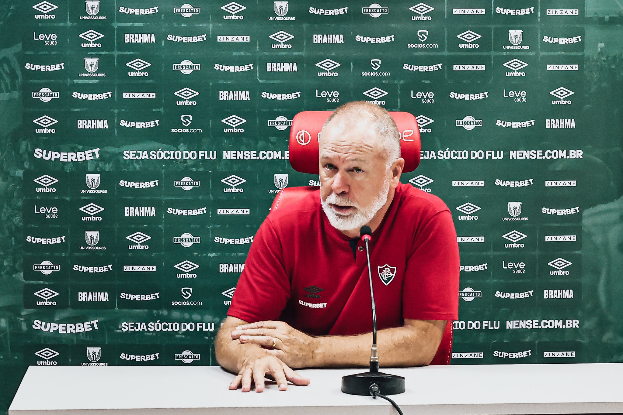 O técnico Mano Menezes descartou qualquer falta de comprometimento dos atletas do Fluminense