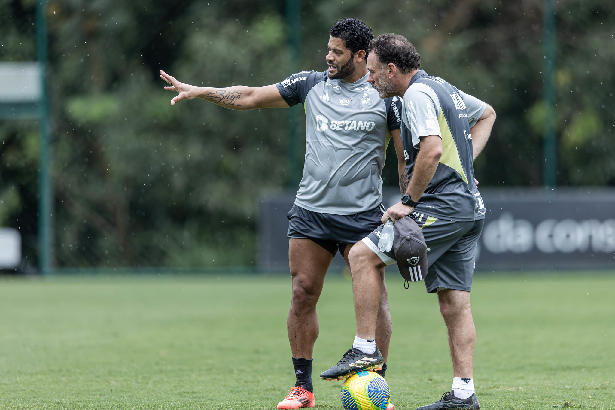 Hulk e Milito conversam durante último treino do Atlético-MG antes da final da Copa do Brasil