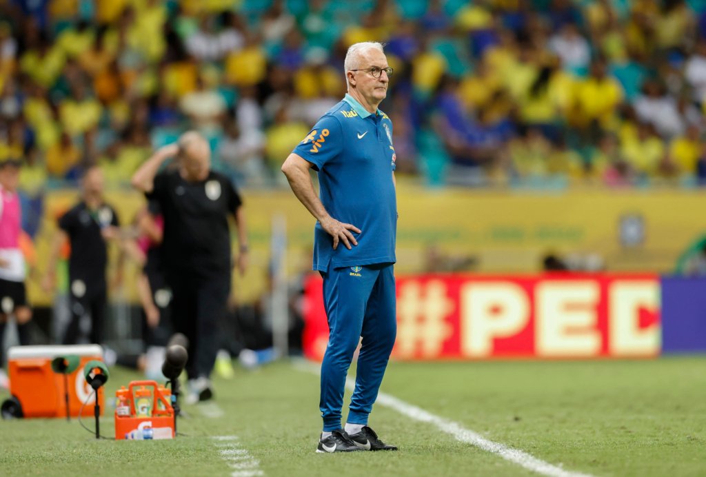 Dorival Jr. durante partida entre Brasil e Uruguai pelas Eliminatórias da Copa do Mundo