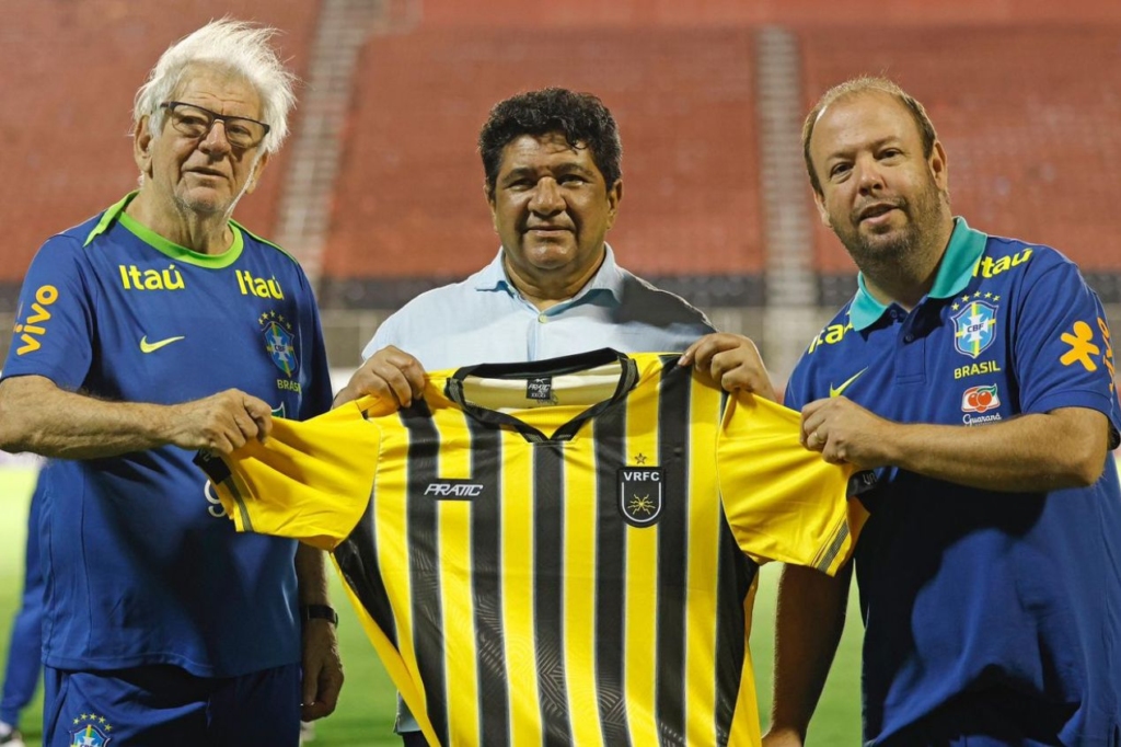 Dirigentes entregam camisa do Volta Redonda a presidente da CBF