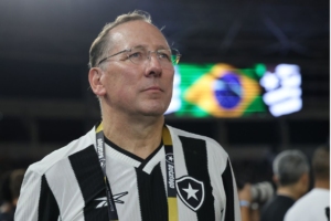 John Textor afundado em crise