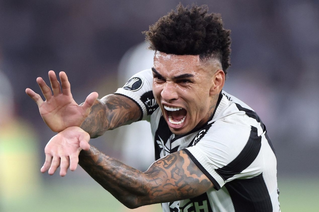 Atento ao assédio do Arsenal, Botafogo só negociará Igor Jesus com pagamento de multa rescisória