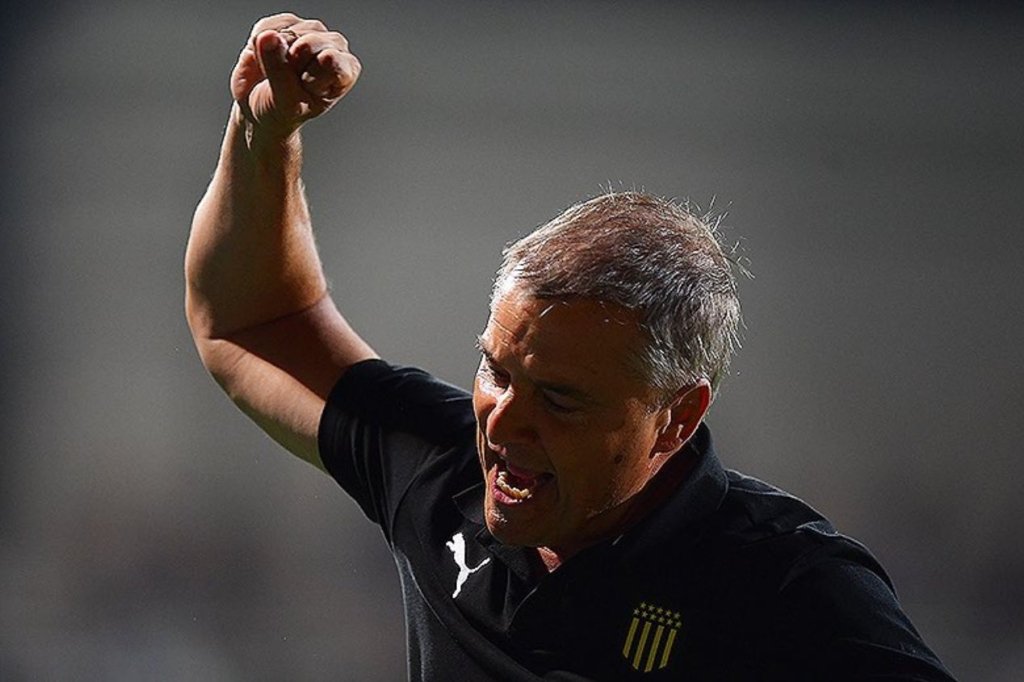 Peñarol vê risco de desmanche após boa campanha na Libertadores e semifinal contra o Botafogo