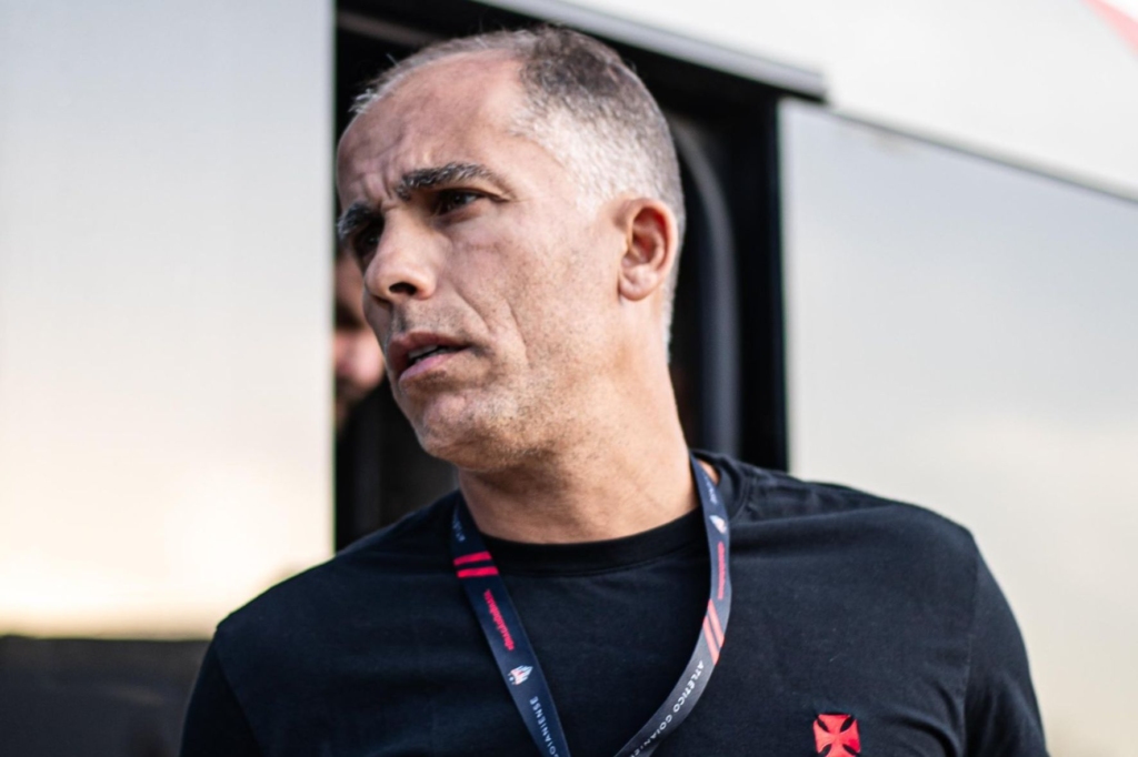 Felipe Loureiro vai estrear como técnico interino do Vasco, diante do Atlético-GO, sábado (01/12), em São Januário