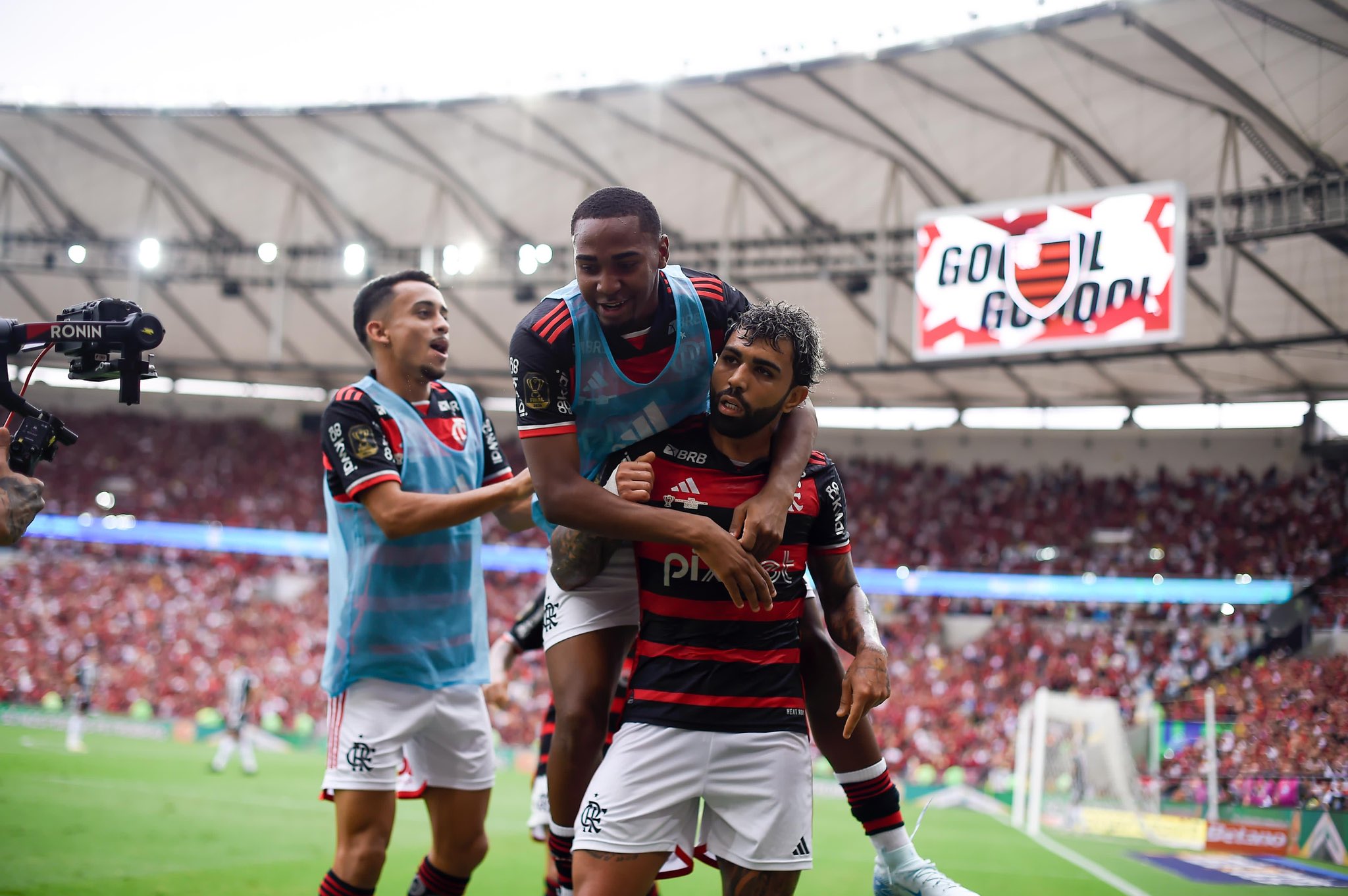 Gabriel Barbosa celebra primeiro gol