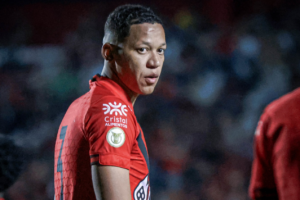 Adriano Martins foi destaque pelo Atlético-GO