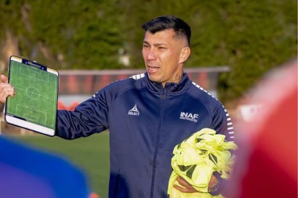 Ex-Vasco, Gary Medel conclui curso de treinador no Chile