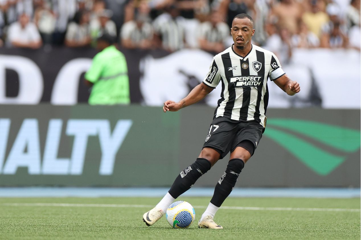 Marlon Freitas se emociona com título do Botafogo e vira: “Carreguei uma cicatriz por 12 meses”