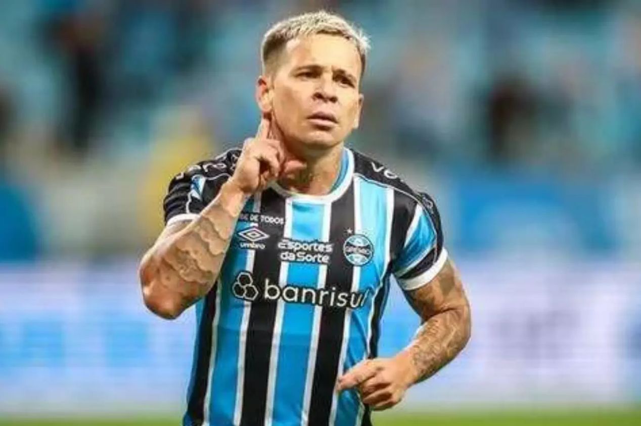 Grêmio economiza mais de R$ 3 milhões em salários com saídas de oito jogadores