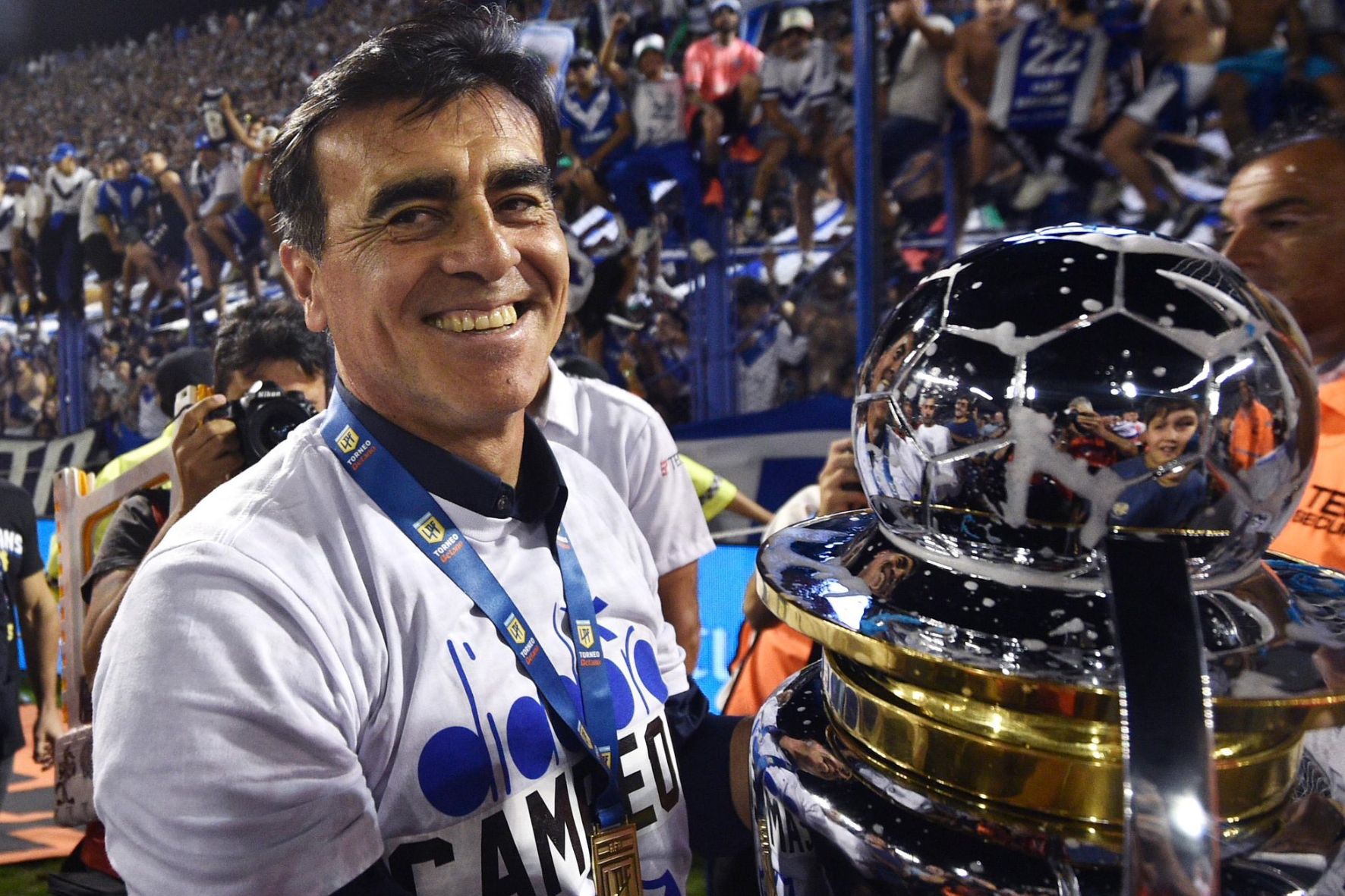 Gustavo Quinteros comemora o título do Campeonato Argentino 2024 com o Vélez Sarsfield