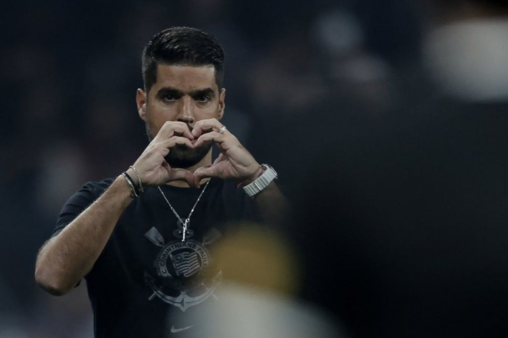 António Oliveira ganha força no Vasco após negativa de Renato Gaúcho