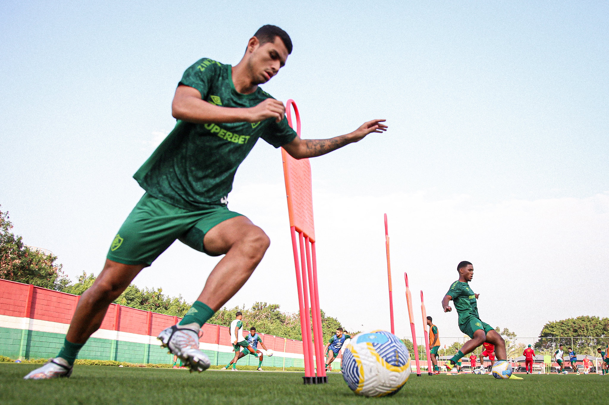 Luan Brito treina com o elenco profissional do Fluminense, mas ainda não se firmou na equipe