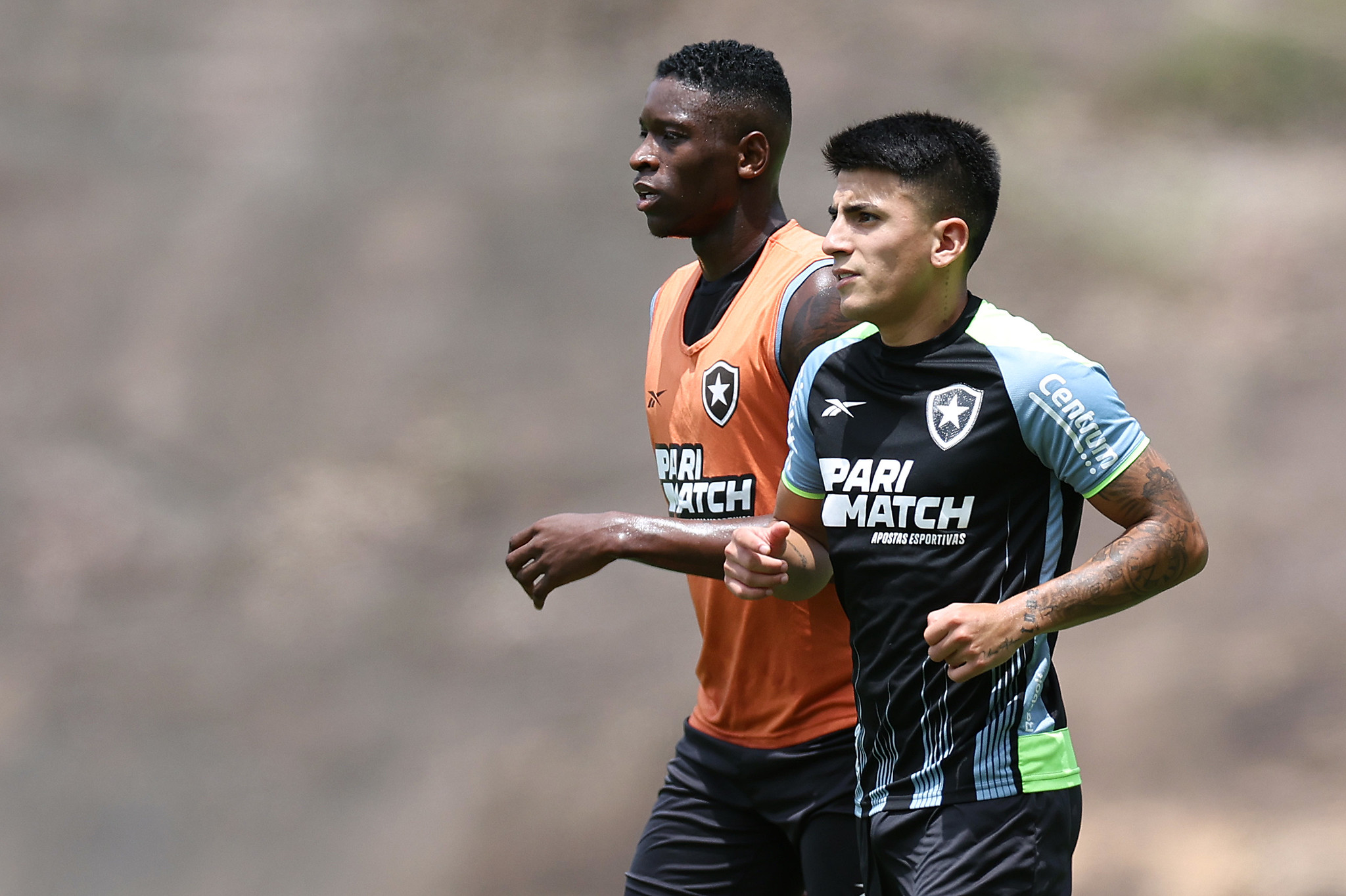 Luiz Henrique e Almada jogaram juntos no Botafogo