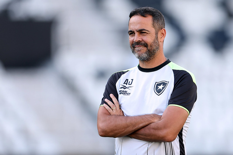 Botafogo confirmou a saída do técnico Artur Jorge