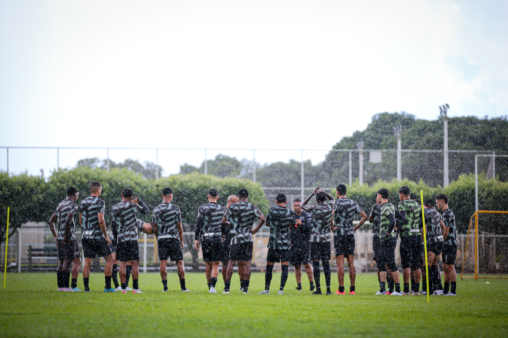 Elenco do Botafogo em último treino antes da estreia na Copinha 2025