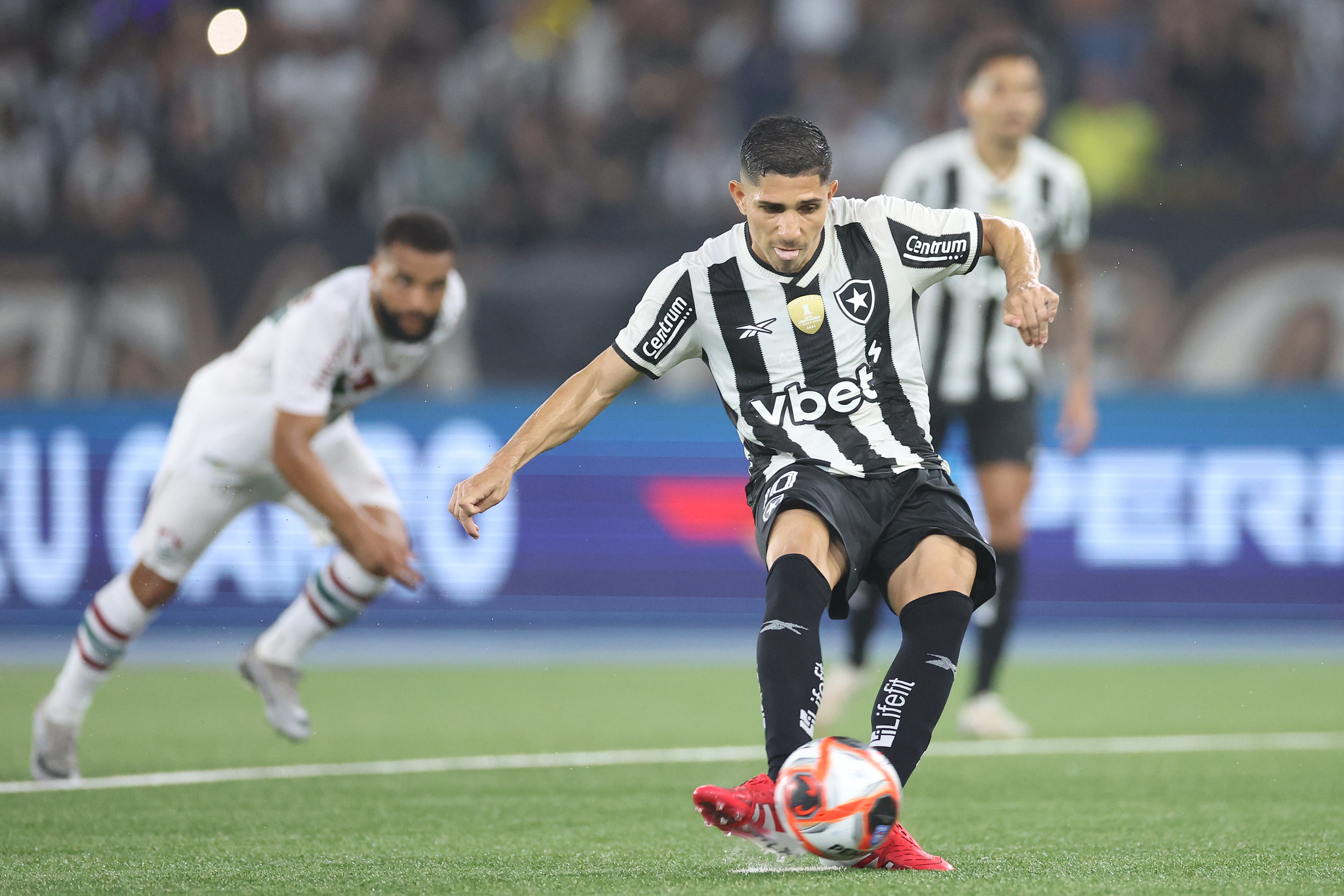 Savarino garantiu a vitória do Botafogo sobre o Fluminense pelo Campeonato Carioca