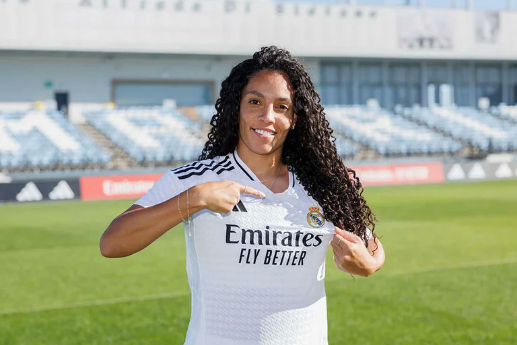 Lateral-direita Yasmim Ribeiro durante apresentação no Real Madrid