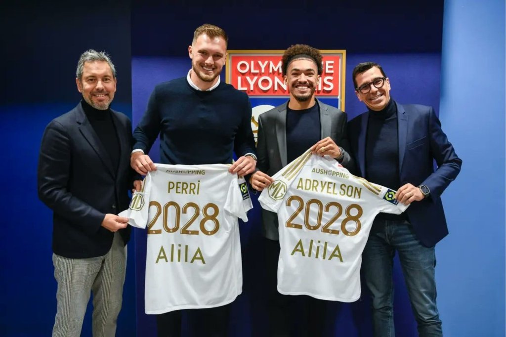 O goleiro Lucas Perri e o zagueiro Adryelson durante a apresentação no Lyon