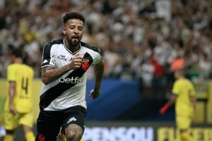 Paulinho comemora gol marcado na vitória do Vasco sobre o Madureira, pelo Campeonato Carioca